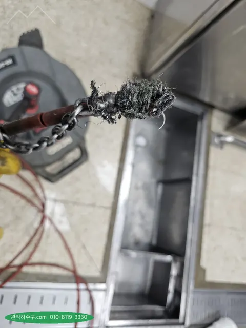 체인 커터 끝에 걸려 나온 기름 오물